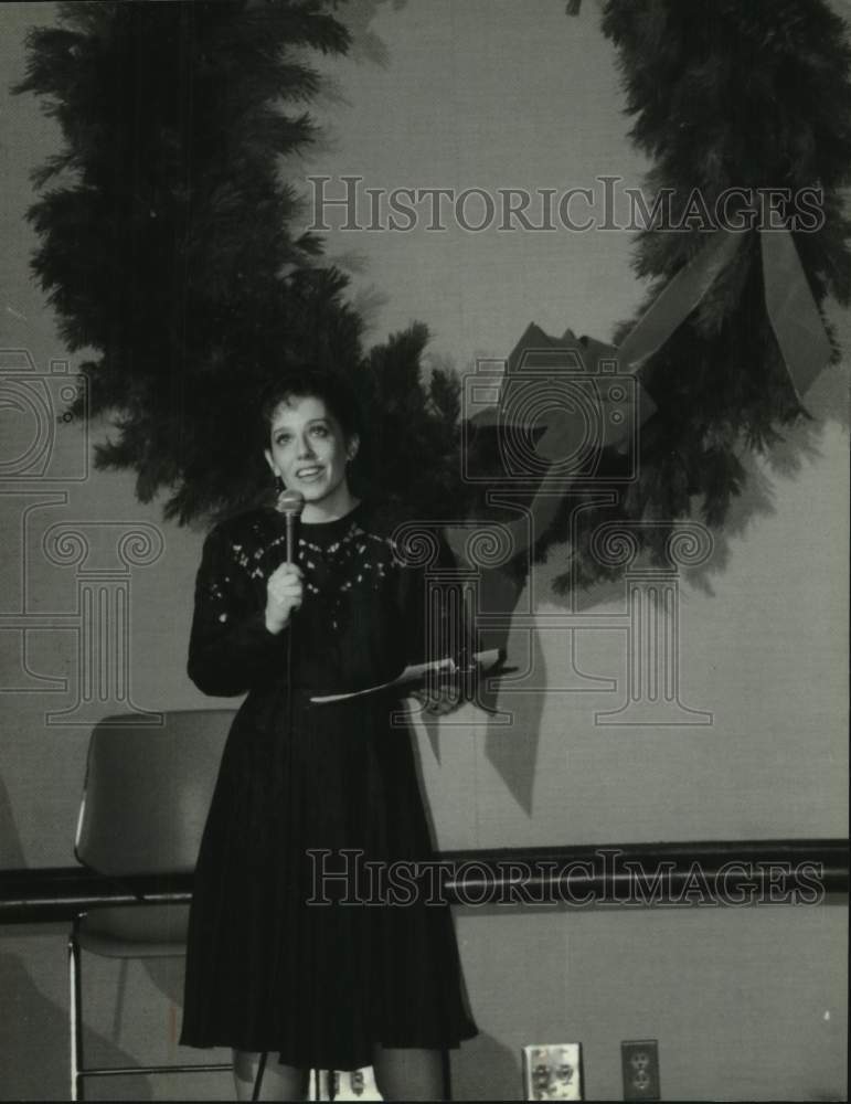 1994 Press Photo Mary McCauley speaks at Milwaukee Journal Christmas Party - Historic Images