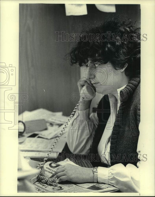 1987 Press Photo Employee in Milwaukee Journal Sentinel Newsroom - mje00246 - Historic Images