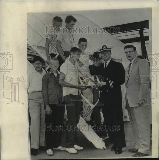 1956, Milwaukee Journal Newsboys and Carriers presented a gift - Historic Images