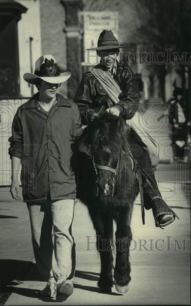 1986 Press Photo Milwaukee Journal Newsboys Delivering Papers on Horseback - Historic Images