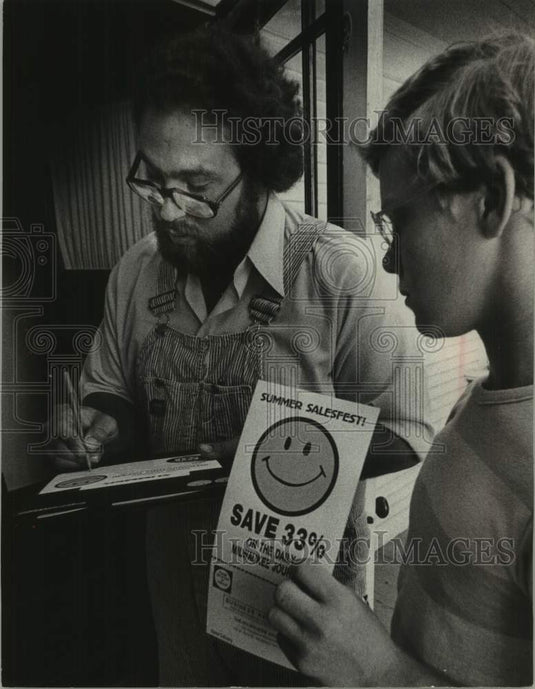 1978 Press Photo Milwaukee Journal Newsboy Jim Hodson With A Customer - Historic Images