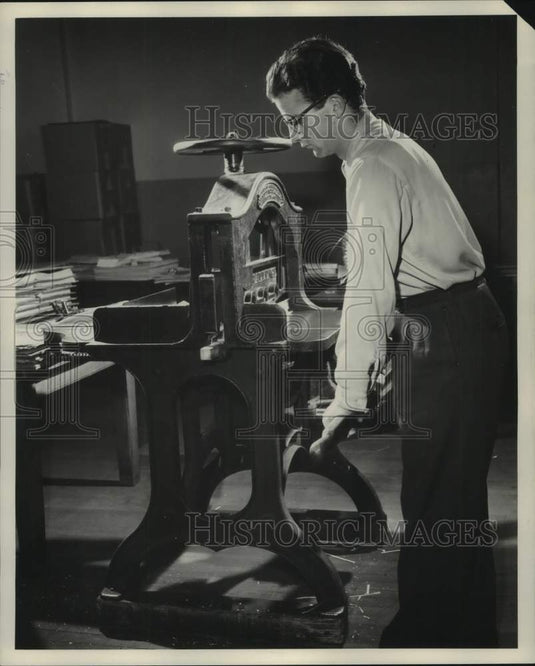 1953, Karl Tague of The Milwaukee Journal's ROP Color Service Bureau - Historic Images