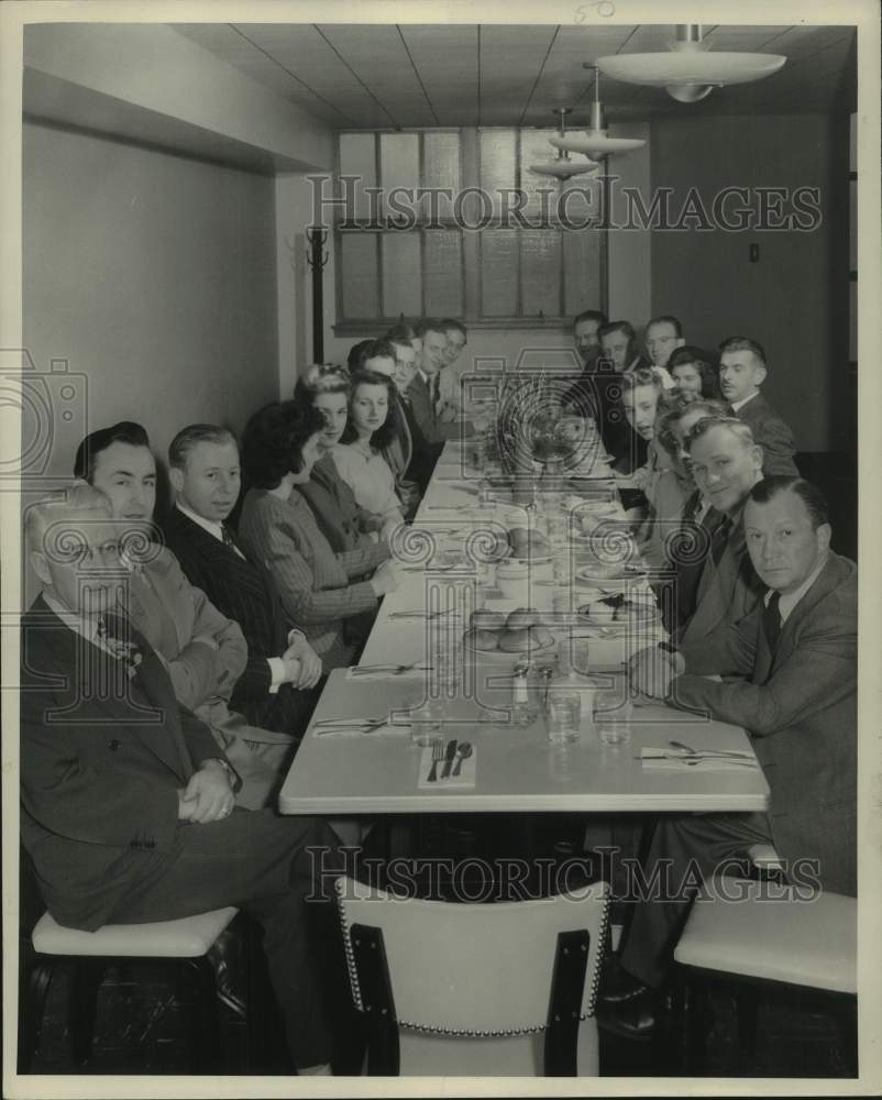 Press Photo Employees of The Milwaukee Journal - mje00317 - Historic Images