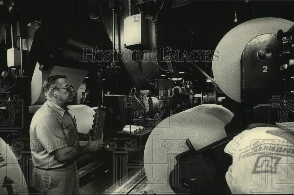 1988 Press Photo The Milwaukee Journal Press Room Department - mje00330 - Historic Images