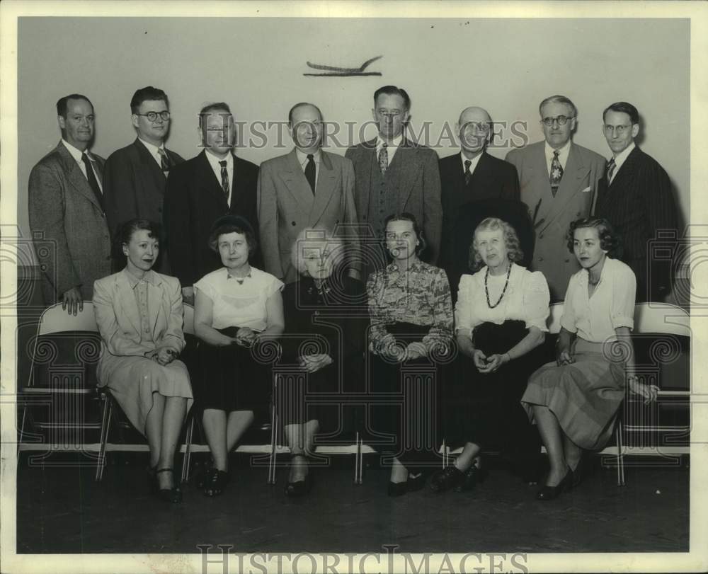 1952 Press Photo The Milwaukee Journal Sunday Features Room Employees- Historic Images