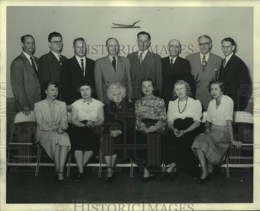 1952 Press Photo The Milwaukee Journal Sunday Features Room Employees- Historic Images