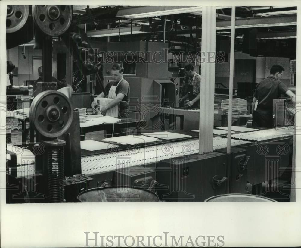 1968 The Milwaukee Journal Mail Room Department - Historic Images