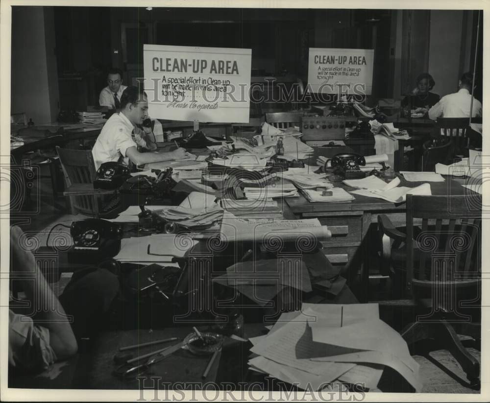 Press Photo The Milwaukee Journal Employees At Work - mje00588 - Historic Images