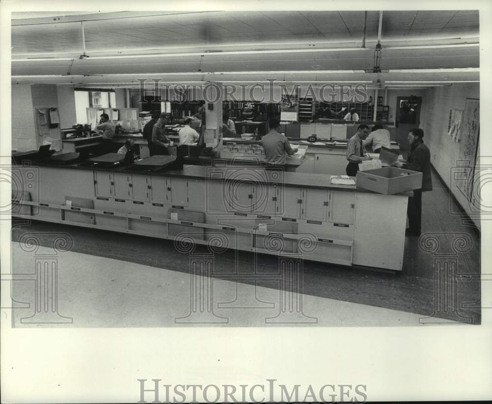 1972 Press Photo Employees in The Milwaukee Journal Advertising Services- Historic Images