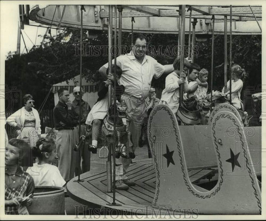 1959, Ben Waxse & Children at Milwaukee Journal Employee Picnic - Historic Images