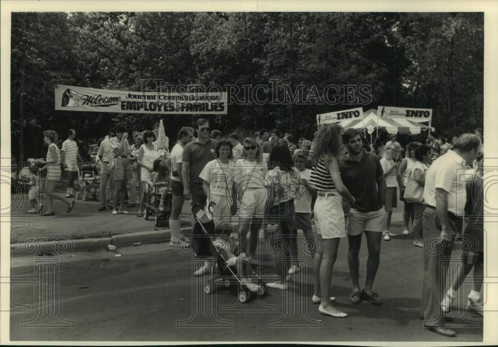 1988 Press Photo Milwaukee Journal Employee Picnic at Milwaukee County Zoo- Historic Images