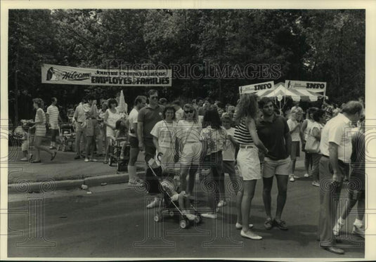 1988 Press Photo Milwaukee Journal Employee Picnic at Milwaukee County Zoo- Historic Images