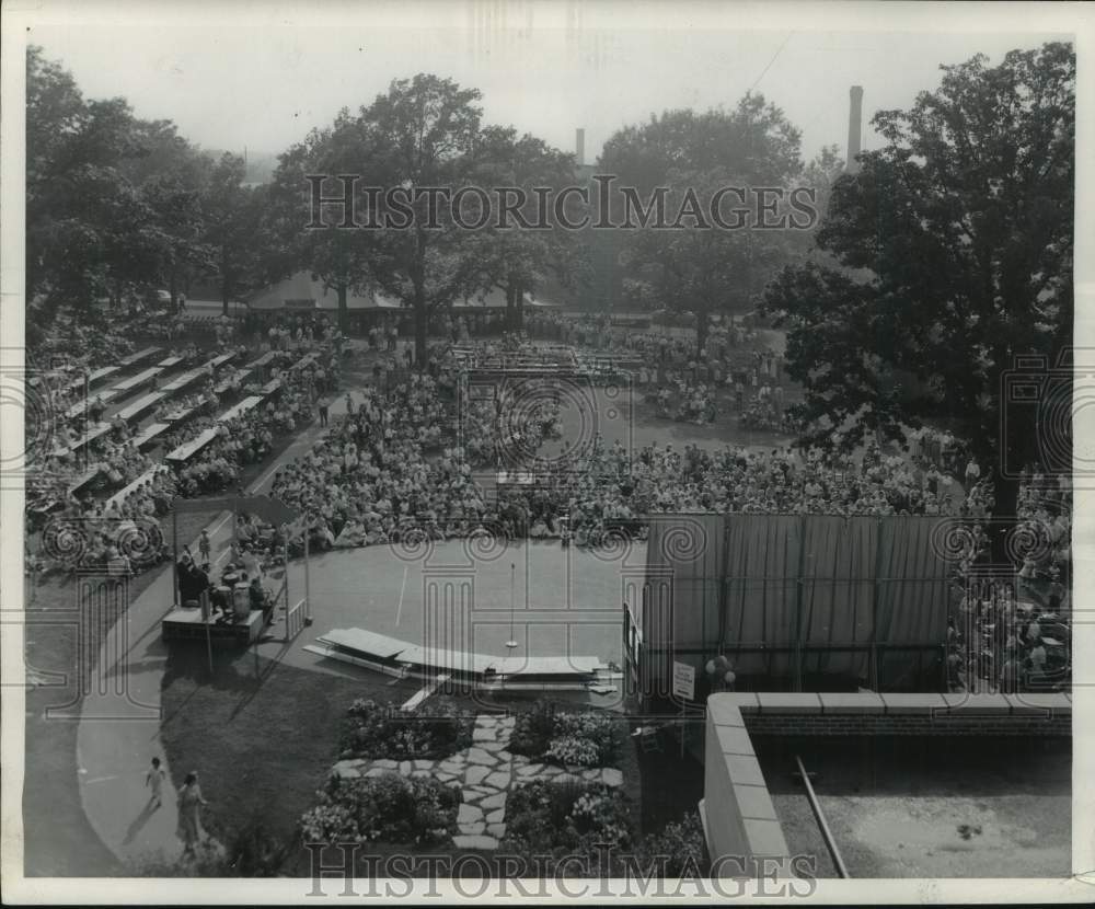 1959, General View of The Milwaukee Journal Employee Picnic - Historic Images