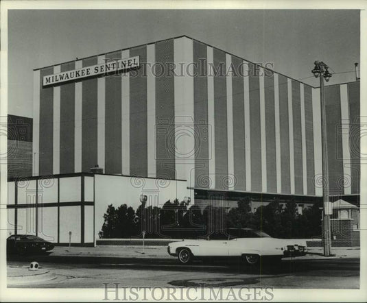 1977 Press Photo Milwaukee Sentinel Building Exterior - mje00784 - Historic Images