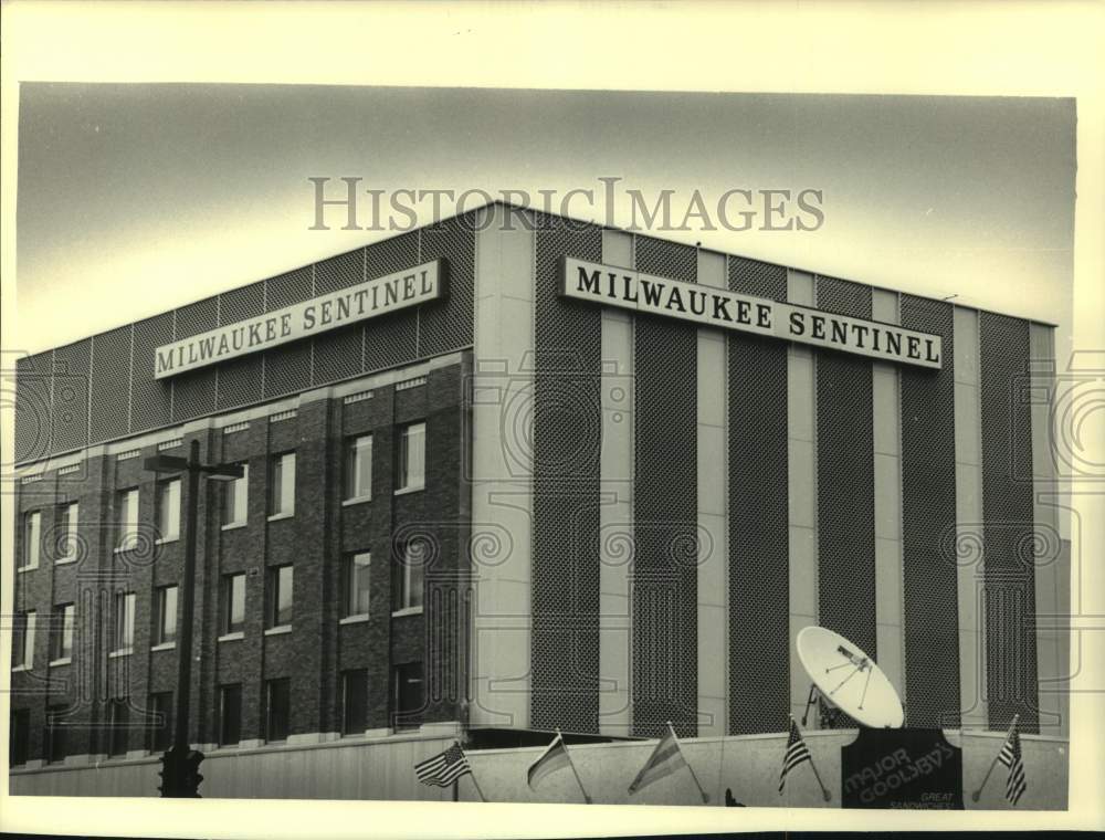 1987 Press Photo Milwaukee Sentinel Building Exterior - mje00787 - Historic Images