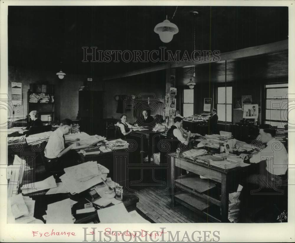 Press Photo The Milwaukee Journal Exchange and Sunday Department Employees - Historic Images