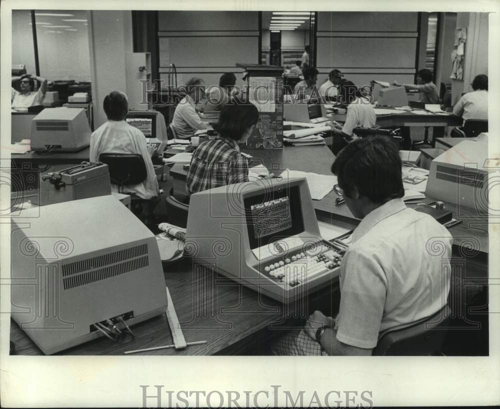 1976 Press Photo Employees in The Milwaukee Journal Newsroom - mje00803 - Historic Images