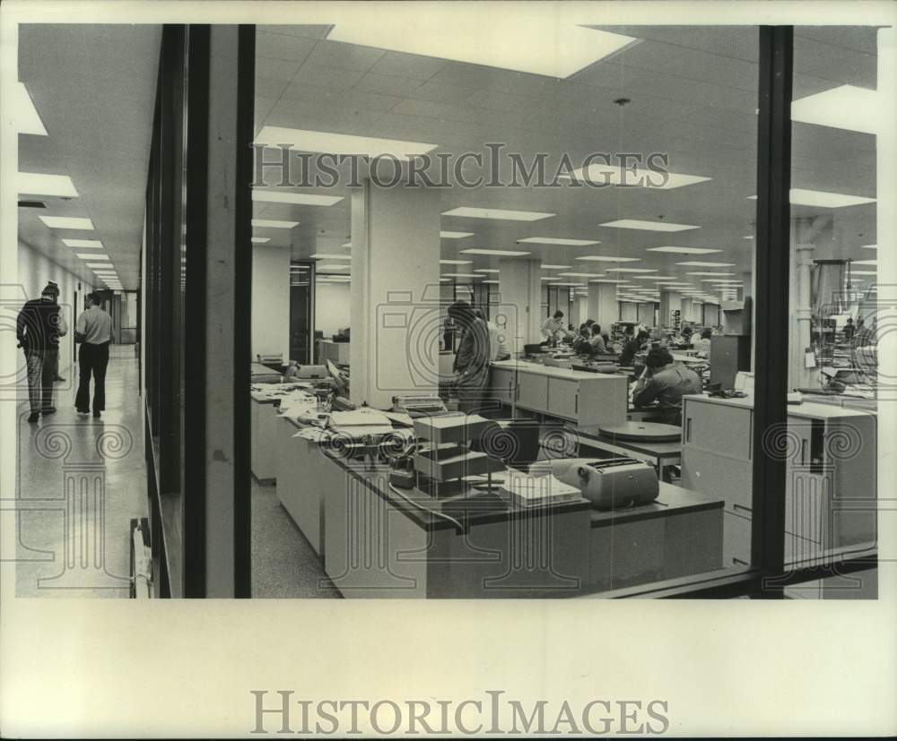 1976 Press Photo Employees in Milwaukee Journal News Department - mje00806 - Historic Images