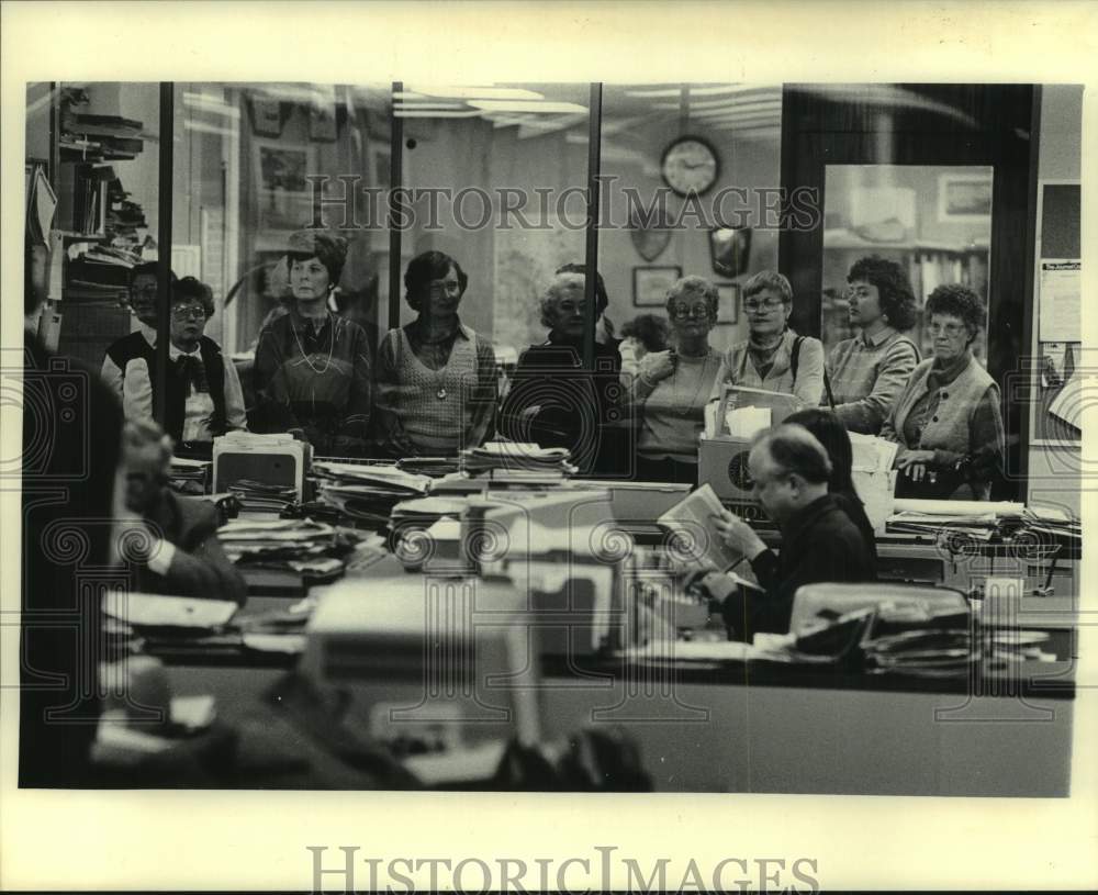 1985 Press Photo Employees in Milwaukee Journal News Department - mje00809 - Historic Images