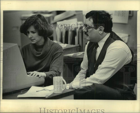 1985 Press Photo Employees in Milwaukee Journal News Department - mje00811 - Historic Images