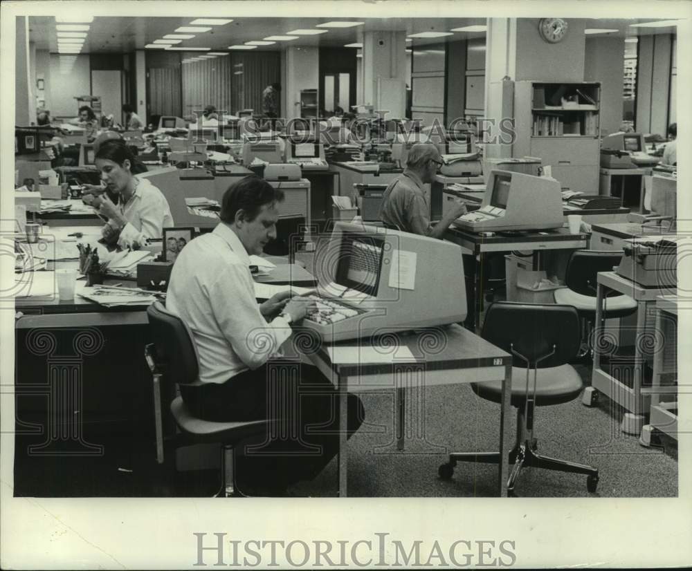1976 Press Photo Employee in Milwaukee Journal News Department - mje00815 - Historic Images