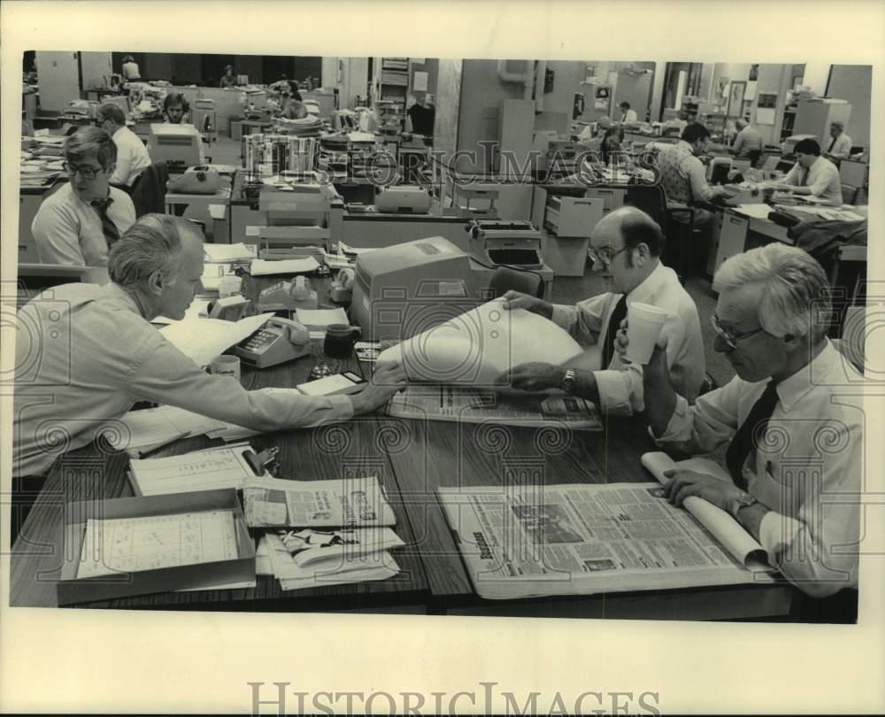 1987 Press Photo Employees in Milwaukee Journal News Department - mje00819- Historic Images