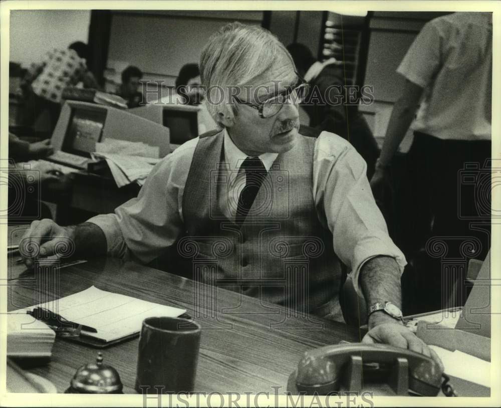 1982 Press Photo News Editor Howard Fibich in Milwaukee Journal News Department - Historic Images