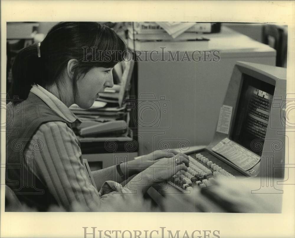 1985 Press Photo Employee in The Milwaukee Journal News Department - mje00828 - Historic Images