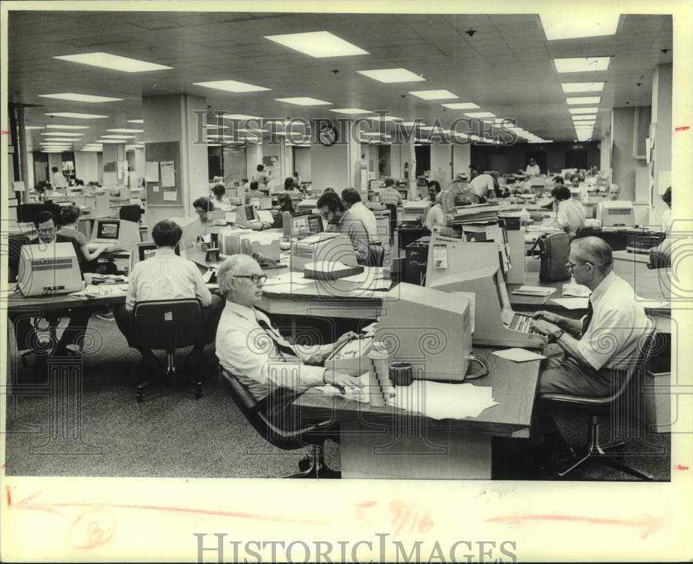 1981 Press Photo Employees in The Milwaukee Journal News Department - mje00829 - Historic Images