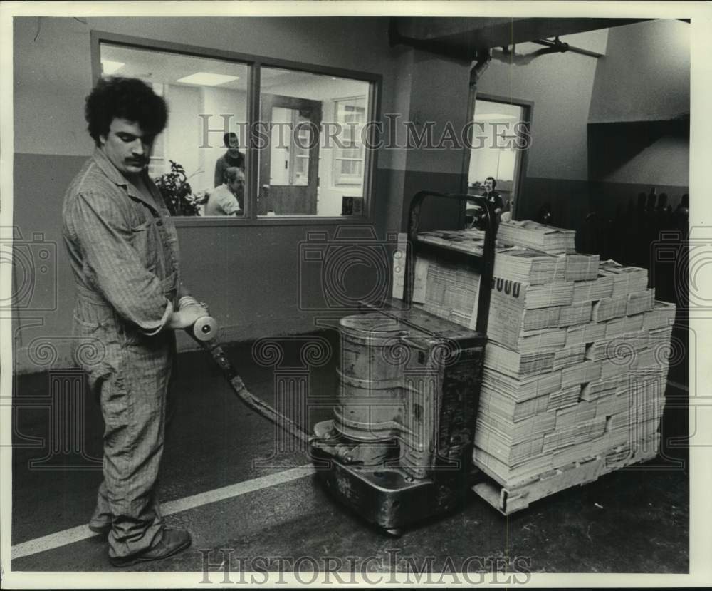 1978 Press Photo Employee in Milwaukee Journal Mail Room - mje00836 - Historic Images