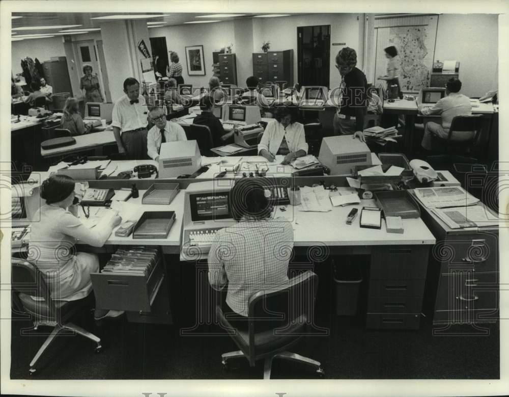 1976 Press Photo VDT Machines in The Milwaukee Sentinel News Department - Historic Images