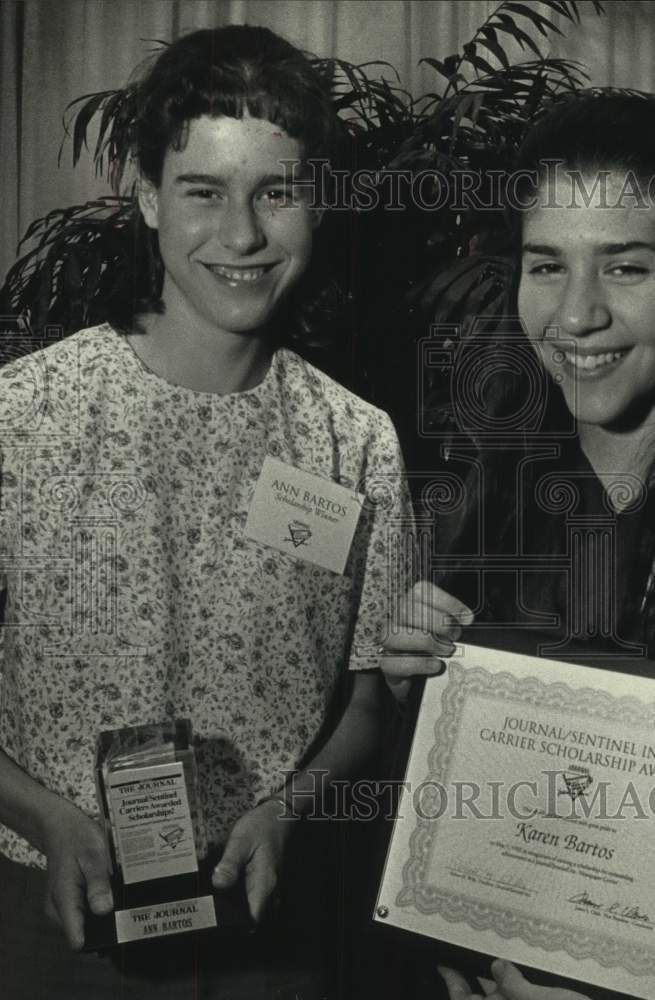 1992 Press Photo Milwaukee Sentinel Carriers Ann &amp; Karen Bartos - mje00915 - Historic Images