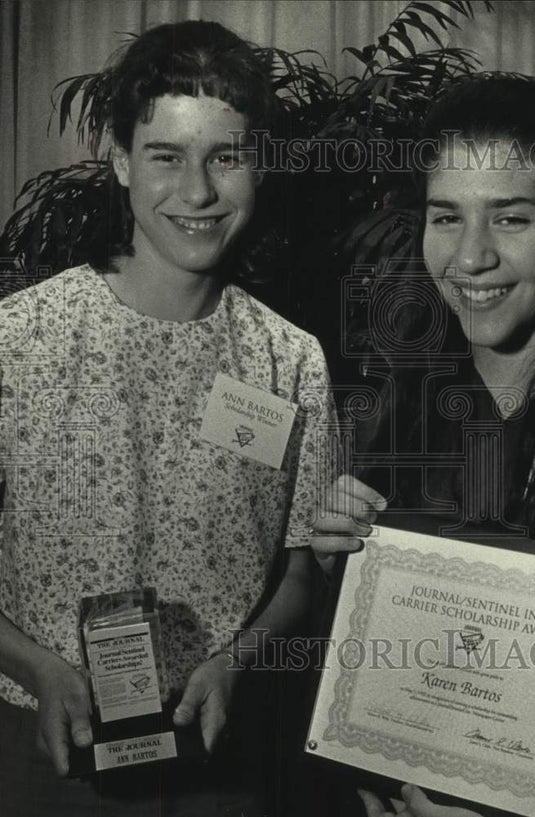 1992 Press Photo Milwaukee Sentinel Carriers Ann & Karen Bartos - mje00915 - Historic Images