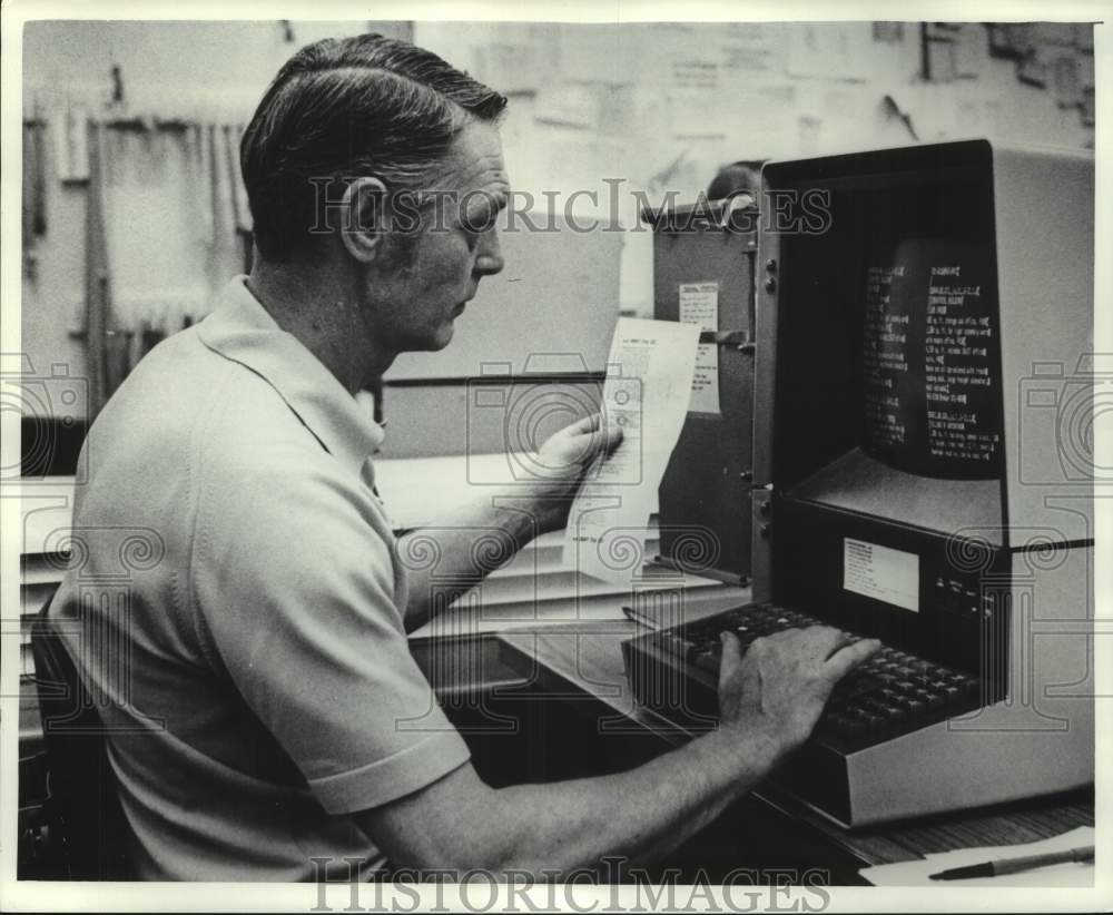 1978 Press Photo Milwaukee Journal Employee on Composing Department computer, WI - Historic Images