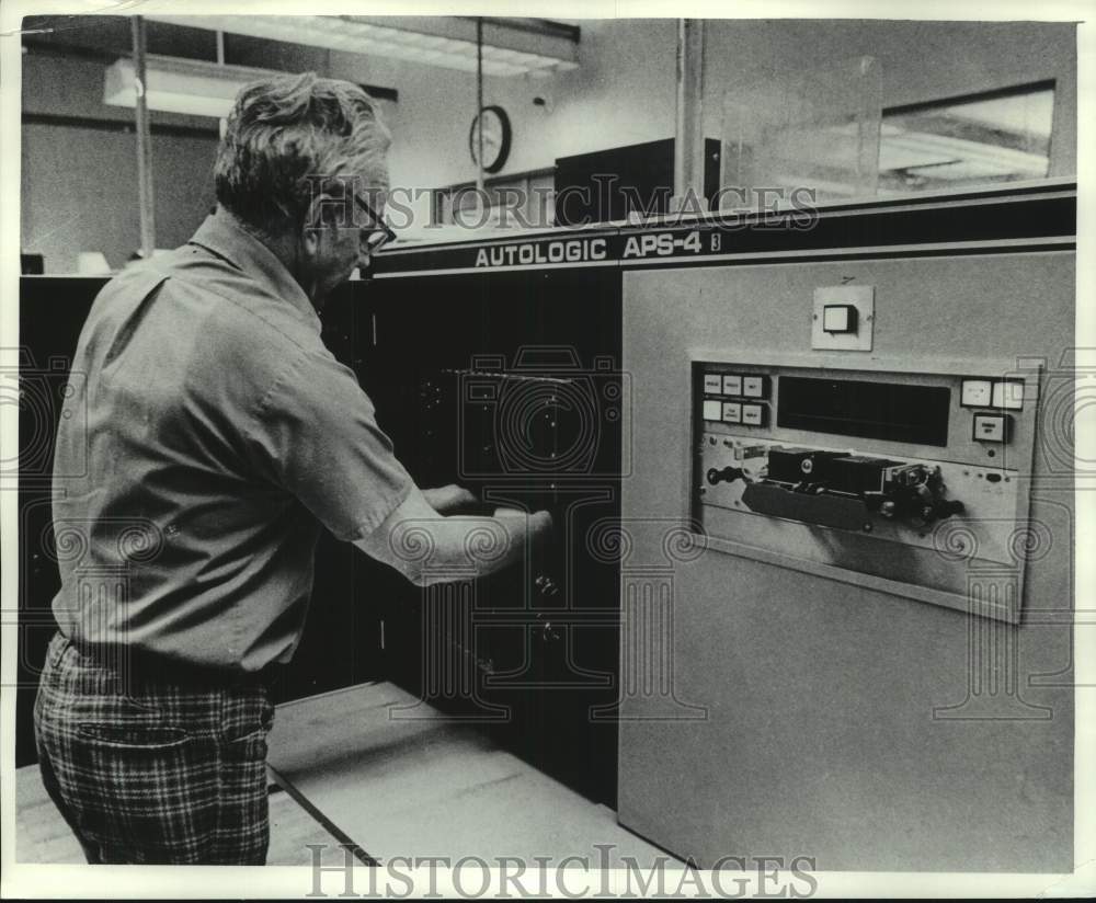 1978 Press Photo Milwaukee Journal worker, Autologic, Composing Department, WI - Historic Images