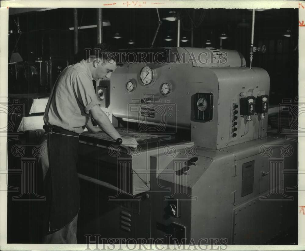 1952 Milwaukee Journal Worker on machine in Composing Department, WI - Historic Images