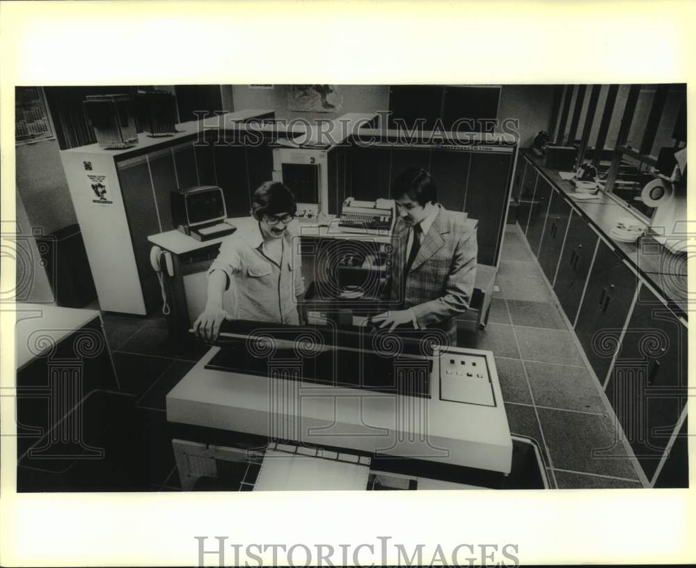 1979 Press Photo Programmer Gary Knoke shows a student The Journal&#39;s computer WI - Historic Images