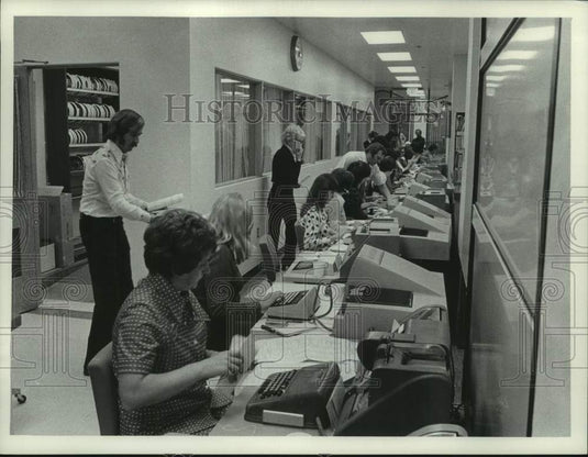 Press Photo The Milwaukee Journal Business Office Department on Election Night - Historic Images