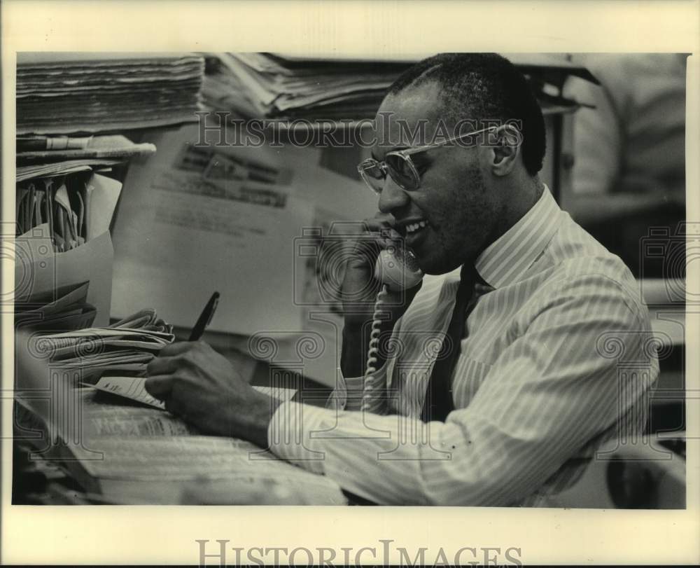 1985 Press Photo Milwaukee Journal Newspaper Newsroom worker M.J. Blackwell, WI - Historic Images