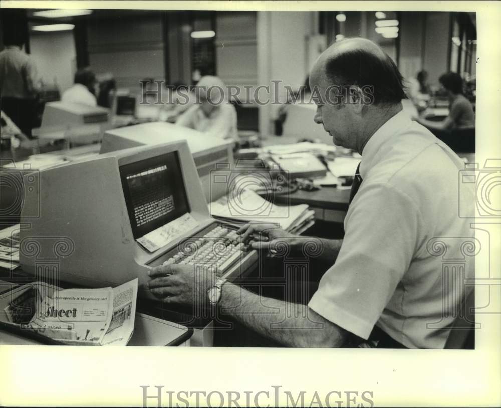 1981 Press Photo Milwaukee Journal Newspaper Newsroom worker Jim Cattey, WI - Historic Images