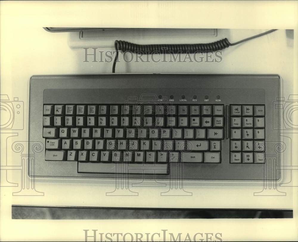 1986 Press Photo Keyboard to a Coyote S2 computer system at Milwaukee Journal WI - Historic Images