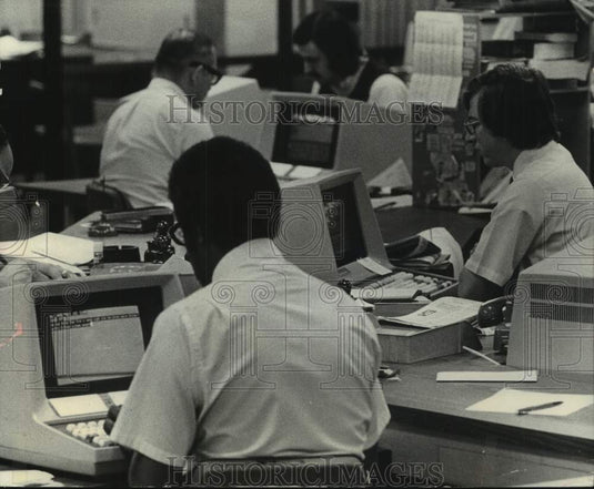 1976 Press Photo Electronic Editing at The Milwaukee Journal News Department - Historic Images