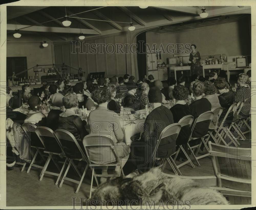 1931 Press Photo Members at a Milwaukee Journal Housewives Institute meeting, WI- Historic Images