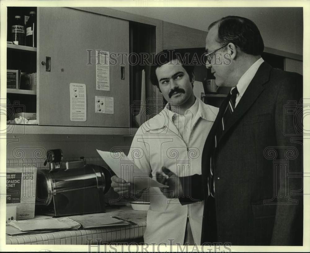 1982 Press Photo The Journals employee relations vice president Richard Williams - Historic Images