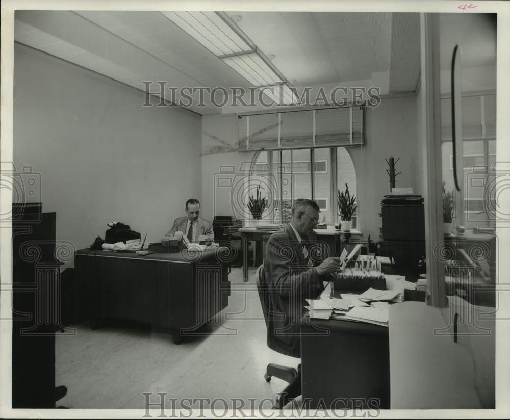 1952, Milwaukee Journal&#39;s Pay Roll, Thrift Association dept. quarters - Historic Images