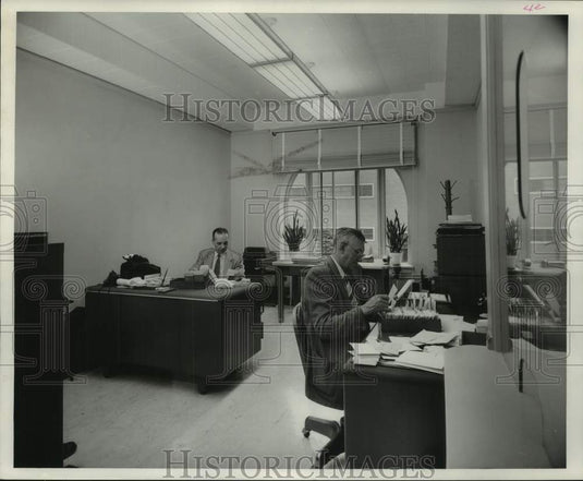 1952, Milwaukee Journal's Pay Roll, Thrift Association dept. quarters - Historic Images