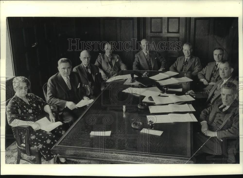 Press Photo Milwaukee Journal Stockholders &amp; Trustees pose together, Wisconsin - Historic Images