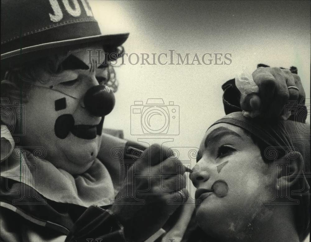 1988 Press Photo Art Petri puts finishing touches on clown workshop attendee, WI- Historic Images