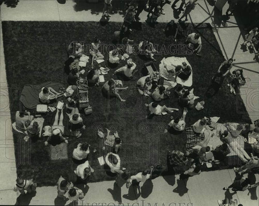 1989 Press Photo People sit on ground, Rainbow Summer event, downtown Milwaukee - Historic Images