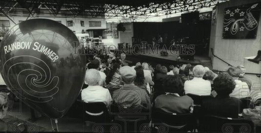 1994 Press Photo Crowd watches "Arrow" at Peck Pavilion, Rainbow Summer concert - Historic Images